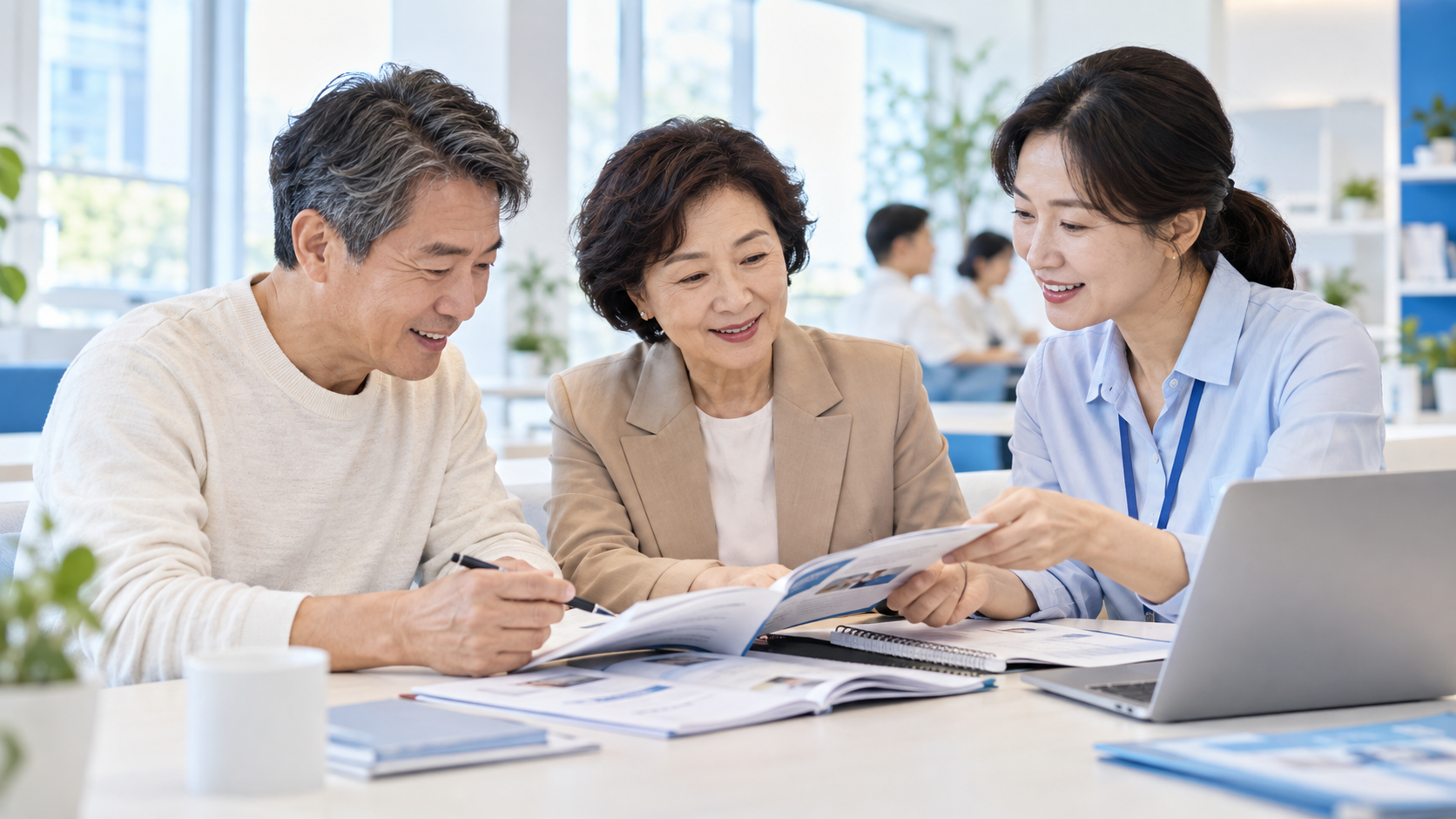 교육 자료를 함께 살펴보는 중장년 학습자와 기관 담당자의 이미지